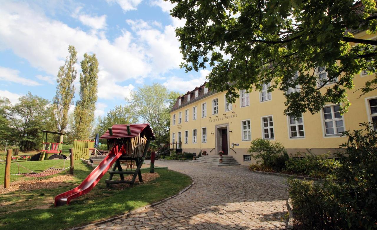 Familien- Und Freizeithotel Gutshaus Petkus Extérieur photo