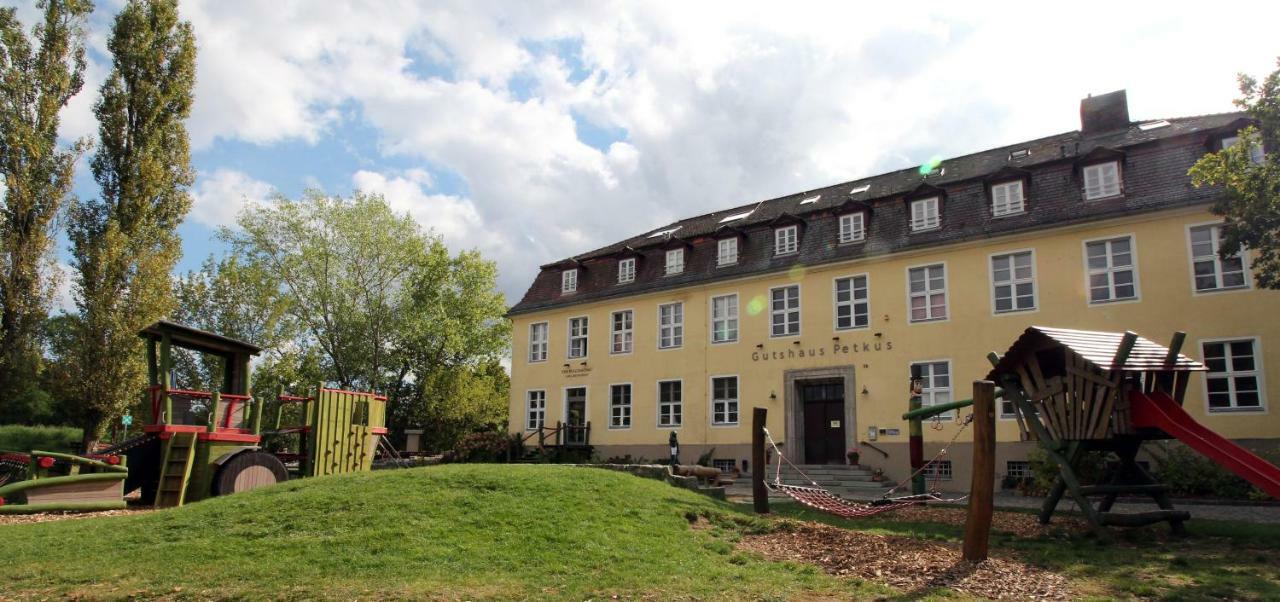 Familien- Und Freizeithotel Gutshaus Petkus Extérieur photo